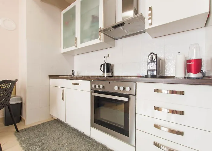 Barbin In The Center Μακάρσκα